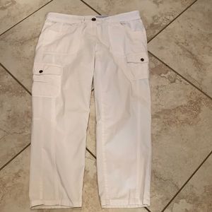 Ladies white Tommy Hilfiger cotton capris or ankle-length pants with 25” inseam.
